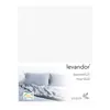 A white fitted sheet is folded and placed on a bed with two pillows. Produktbild-Vorschau