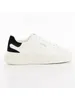 A white Guess sneaker with black accents on a white background. Produktbild-Vorschau