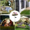 Solar-Gartenleuchte in Form eines Blumenstraußes aus rosa und gelben Blumen, gezeigt in einer Collage von Außenbereichen Anteprima dell’immagine prodotto