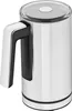 A stainless steel milk frother with a clear lid and a black handle. Voir les images du produit