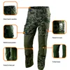 A pair of camouflage work pants with callouts highlighting various features. Anteprima dell’immagine prodotto