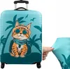 A suitcase cover with a cartoon cat wearing a hat and sunglasses, set against a tropical background with palm trees and birds. A hand is shown stretching the fabric of the cover. Anteprima dell’immagine prodotto