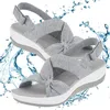 Paar hellgraue Stoff-Plattformsandalen mit geknotetem Riemendesign und verstellbarem Knöchelriemen