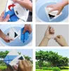 Collage mit einem weiß-blauen magnetischen Fensterreiniger, der verwendet wird, in Wasser getaucht wird, und einem Sicherungsseil, das am Handgelenk befestigt wird Náhľad obrázku produktu