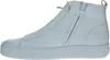 A side view of a white high-top sneaker. Voir les images du produit