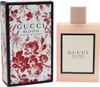 Parfüm Gucci Bloom Gocce di Fiori mit zartrosa Flasche neben floraler Box mit roten Blüten und Schmetterlingen. Produktbild-Vorschau