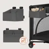Collage of a gray organizer for a crib or playpen, shown attached to a crib and as a standalone item, with a gift icon. Produktbild-Vorschau