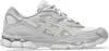 A side view of a single Asics Gel-NYC sneaker in cream and cloud grey. Produktbild-Vorschau