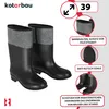 A pair of black rubber boots with gray felt cuffs, presented with marketing text and feature callouts. Náhľad obrázku produktu