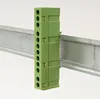 A green terminal block is mounted on a metal DIN rail. Produktbild-Vorschau