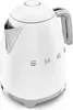 A white Smeg kettle with silver accents. Produktbild-Vorschau