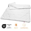 A white quilted duvet is laid out on a white background, with several certification logos and text overlays. Produktbild-Vorschau