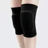 A pair of black sports knee pads worn by a person. Voir les images du produit