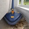 Dunkelblauer dreieckiger Mopp reinigt einen schmutzigen Boden unter einem hellgrauen Sofa, neben einem Fenster Produktbild-Vorschau