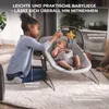 A young girl interacting with a baby in a bouncer, with text overlays highlighting product features. Voir les images du produit