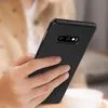 A person's hand holding a black smartphone with a protective case. Voir les images du produit