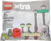 A polybag containing LEGO building toy accessories for street scenes. Voir les images du produit