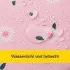 Rosa Stoff mit weiß-rosa Blumenmuster, bedeckt mit Wassertropfen, mit gelbem Banner unten Náhľad obrázku produktu