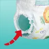 Close-up of a disposable diaper with a red arrow pointing to the leg opening. Náhľad obrázku produktu