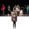 A collage of two images: the top shows a group of people on a stage, and the bottom shows a person wearing a Mona Lisa painting costume. Anteprima dell’immagine prodotto