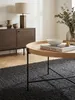 Detailaufnahme der hochwertigen Eichenholz-Furnieroberfläche des runden Couchtischs, die feine Maserung und die warme, natürliche Textur des Holzes betonend._#sku_BARWL6.493# Produktbild-Vorschau