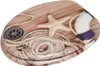 A toilet seat with a maritime design featuring a wooden deck, rope, starfish, compass, and lifebuoy. Náhled obrázku produktu