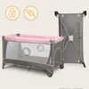 A travel crib is shown next to its folded frame, with icons indicating safety and lightness. Anteprima dell’immagine prodotto