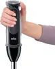 A hand holding a black Braun immersion blender. Produktbild-Vorschau