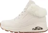 A side view of a cream-colored Skechers sneaker boot with white fur trim. Voir les images du produit