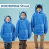 Drei Kinder unterschiedlicher Größe tragen passende blaue übergroße Kapuzen-Deckenpullover mit kleinen Ohren an der Kapuze Anteprima dell’immagine prodotto