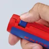 A hand is holding a red and blue tool, pressing a blue button. Voir les images du produit