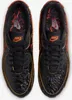A top-down view of a pair of black Nike Air Max 90 sneakers with orange accents. Anteprima dell’immagine prodotto
