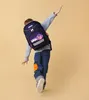 A child wearing a backpack is shown from behind, with one arm outstretched. Anteprima dell’immagine prodotto