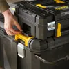 A person's hand is shown interacting with a black and yellow tool chest. Anteprima dell’immagine prodotto