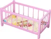 Ein hölzernes Puppenbett in Rosa mit Bettwäsche im Produktbild-Vorschau 5