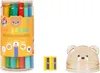 A set of coloring pencils in a clear plastic container with a teddy bear lid, a pencil sharpener, and some product information. Anteprima dell’immagine prodotto