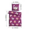 A flat lay image of a purple duvet cover and pillowcase set with a repeating pattern of cartoon cats and butterflies. Dimensions are indicated with text. Produktbild-Vorschau