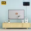 Schwarze Flachbild-TV-Antenne an einer hellblauen Wand über einem Fernseher montiert, mit einem 4K ULTRAHD-Abzeichen in der Ecke Productafbeelding-voorbeeld