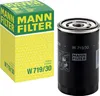 A product shot of a MANN-FILTER W 719/30 oil filter and its packaging. Podgląd zdjęcia produktu