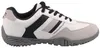 Das Bild zeigt einen weißen Freizeitschuh aus Leder mit einer robusten Sohle Der Schuh ist von der linken Seite zu sehen und verfügt über weiße Schnürsenkel sowie ein gepolstertes Innenfutter Produktbild-Vorschau