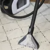 A close-up shot of a carpet cleaning tool being used on a cream-colored rug with a diamond pattern. Anteprima dell’immagine prodotto