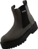 Auf dem Bild ist ein grauer Stiefel abgebildet der von der Seite betrachtet wird. Der Stiefel hat einen robusten Look mit einem hohen Schaft und einer auffälligen Schnürung. Produktbild-Vorschau