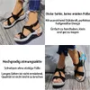 Schwarz-weiße Keilsandalen mit überkreuzten Riemen an den Füßen einer Person, in vierteiliger Collage mit Feature-Text Anteprima dell’immagine prodotto
