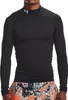 A man wearing a black long-sleeved shirt and patterned shorts. Produktbild-Vorschau