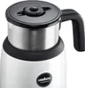 A close-up view of a white and silver milk frother with a black lid and handle. Produktbild-Vorschau