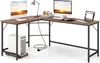 An L-shaped desk with two computer monitors, a laptop, a desk lamp, headphones, books, and a computer tower on a rolling stand. Anteprima dell’immagine prodotto