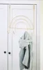 A metal door hanger with hooks is shown hanging on a white door. A gray knitted blanket is draped over one of the hooks. Produktbild-Vorschau