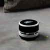 A mini desktop vacuum cleaner sits on a gray surface with crumbs around it. Anteprima dell’immagine prodotto