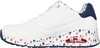 A side view of a single white sneaker with a star pattern on the sole and heel. Voir les images du produit