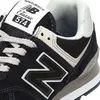 A close-up view of a New Balance sneaker. Voir les images du produit